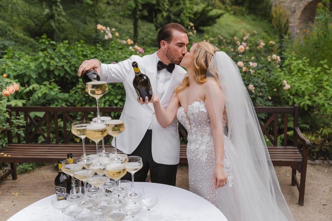 Svatba — champagne kiss